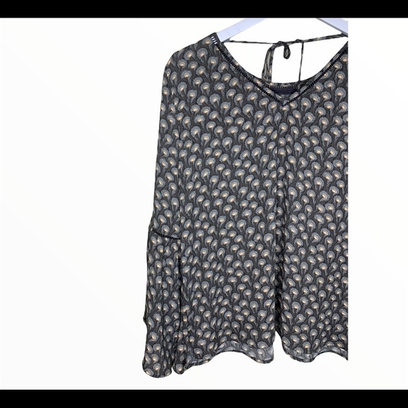 ANN TAYLOR LOFT Boho Peacock Feather Print Blouse With Bell Sleeves Grey Large - Picture 3 of 10